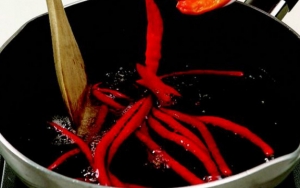 Goreng Atau Rebus Bahan-Bahan sebelum Dihaluskan Jadi Sambal