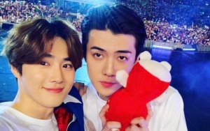 Suho EXO Pose Unyu Bareng Sehun Sambil Pamer Kaus, Ternyata untuk Ini