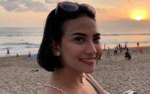 Vanessa Angel Gegerkan Netter Umbar Foto Berbikini Peluk Pria di Kolam Renang