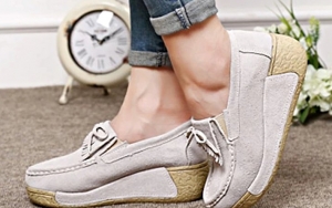 Amati Juga Gambar Sepatu yang Dikenakan oleh Model 