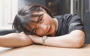 Sebut Teman Hidup, Prilly Latuconsina Peluk Cium Cowok Ini di Atas Ranjang