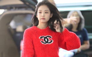 Dandanan Keren Jennie BLACKPINK Umbar Belahan Dada di Paris Fashion Week
