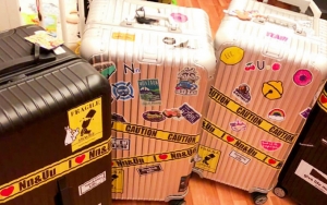 Menghias Koper Dengan Stiker Agar Mudah Dikenali