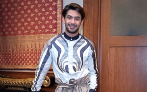 Reza Rahadian Peringati Hari Batik Pakai Kain Tapis dari Lampung, Tatapan Mata Tajam Bikin Meleleh