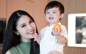Sempat Nyebut Aneh, Sandra Dewi Malah Gemas Lihat Raphael Moeis Makan Nasi Dengan Kue Cokelat