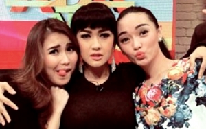 Zaskia Gotik Pamer Kebersamaan Dengan Ayu Ting Ting dan Julia Perez Peringati Hari Batik Nasional