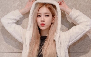 Pose Rose BLACKPINK di Antara Bunga Bikin Netizen Jatuh Cinta