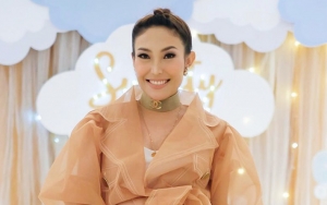 Ayu Dewi Sempatkan Berkunjung Ke Makam Sang Ibunda Jelang Sehari Sebelum Melahirkan