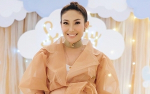 Ayu Dewi Ungkap Rasa Takjub Telah Resmi Jadi Ibu dari 3 Orang Anak, Malah Diminta Tambah Momongan
