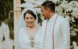 Mutia Ayu Pegang Perut Saat Pemotretan, Caption Glenn Fredly Konfirmasi Kehamilan Istri?