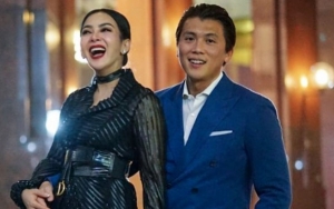 Syahrini Panggil Sayang, Senyum Kaku Reino 'Diganggu' Saat Main HP Jadi Sorotan
