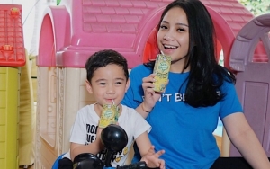 Sikap Nagita Slavina Ngotot Beri Payung Saat Rafathar Berenang Malah Jadi Perdebatan Netizen
