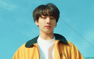 Jungkook BTS Pamer Selfie di Pesawat, Banjir Pujian Ganteng Meski Wajah Dibilang Kelihatan Beda
