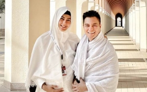  Baim Wong 'Si Penolong' Bagikan Momen Haru Paula Verhoeven dan Nenek Iroh Di Depan Ka'bah