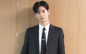 Pose Santai Cha Eunwoo di Atap Gedung Sudah Cukup Bikin Fans Halu