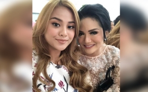 Krisdayanti Mewek Pamer Chat Kangen, Jawaban Aurel Telat Jadi Sorotan