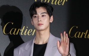 Aktor Ganteng Ini Dibilang Cha Eunwoo Versi Om-Om Saking Miripnya
