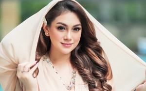 Celine Evangelista Gendong Sang Bayi Yang Baru Lahir, Pose Enggan Nengok ke Kamera Bikin Gemas