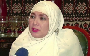 Dulu Seksi Pamer Bulu Ketiak, Eva Arnaz Cantik Berhijab Kini Jualan Lontong Sayur Banjir Pujian