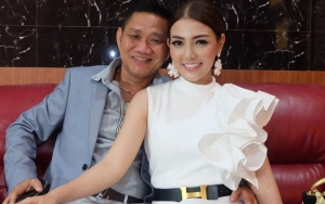  Selain Jadi Istri, Bella Shofie Nyambi Penata Gaya Suami Yang Posenya Kaku Ala Bapak-bapak