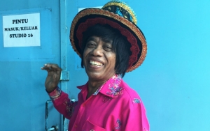 Pak Tarno Ungkap Awal Pertemuan dengan Istri Pramugari yang 30 Tahun Lebih Muda, Awalnya Cuma Iseng?