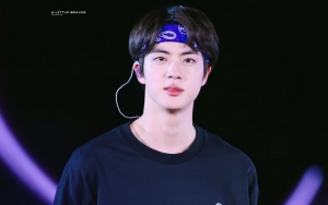 Foto-Foto Ganteng Jin BTS Tanpa Editan di Konser Arab Saudi Bikin Takjub