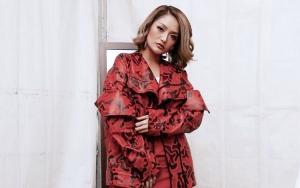 Siti Badriah Tertawakan Netizen Julid Gara-Gara Diejek Tak Pakai Celana Dalam Saat Foto Bareng Suami