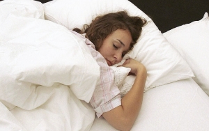 Tidur Malam yang Cukup Adalah Salah Satu Kunci Membuat Wajah Selalu Terlihat Segar