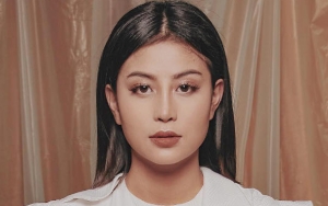 Awkarin Ditemani Cowok Misterius di NTT, Begini Reaksinya Saat Dikira Bareng Young Lex