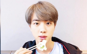 Selfie Terbaru Jin BTS Dibandingkan dengan Foto Pra-Debut, Visual Kembali Tuai Pujian dan Bikin Iri
