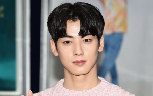 Deretan Foto Selfie Muka Bantal Cha Eunwoo Bikin Jantungan Saking Beningnya
