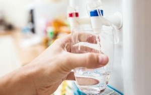 Perbanyak Minum Air Putih Saat Cuaca Panas Agar Terhindar dari Dehidrasi