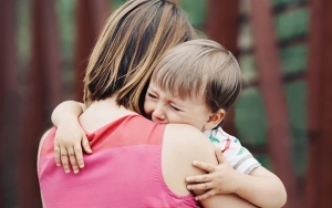 Jika Anak Mengamuk, Tunjukan Kasih Sayang Dengan Pelukan