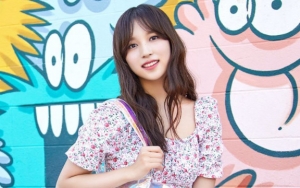 Mina Twice Kembali ke Korea Gandeng Tangan Sang Ibu Usai Tampil di Konser, Belum Siap Balik?