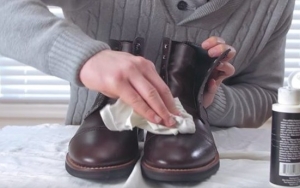 Bersihkan Sepatu Kulit dengan Hati-Hati dan Gunakan Lotion Khusus