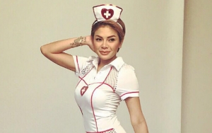 Nikita Mirzani 'Kadal Betina' Santai Jalan Tanpa Bra, Ekspresi Dua Pria Ini Bikin Salfok 