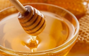 Minum Air Madu Bisa Menghilangkan Lemas di Tengah Cuaca Panas