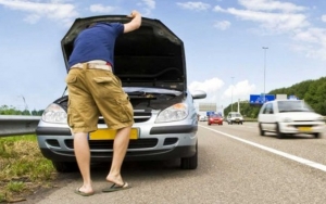 Setelah Tidak Ada Uap yang Keluar, Buka Kap Mobil yang Alami Overheat