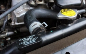 Periksa Selang Atas Radiator untuk Mengetahui Masalah Mesin Mobil Overheat