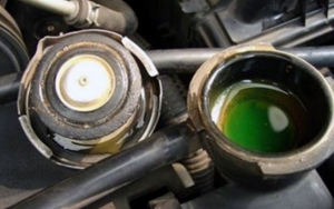 Putar Penutup Radiator Setelah Benar-Benar Dingin Saat Mengatasi Mobil Overheat