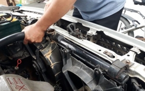 Periksa Mesin Untuk Mengetahui Adanya Kebocoran pada Mobil yang Overheat