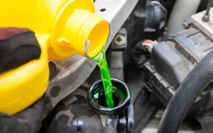 Setelah Mobil Benar-Benar Dingin, Isikan Zat Pendingin untuk Atasi Mobil yang Overheat