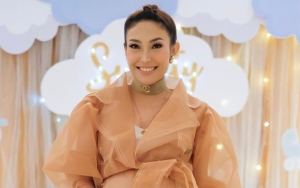 Ayu Dewi Pamer Bodi Langsing Pasca Sebulan Melahirkan Dipuji Bak Anak Gadis