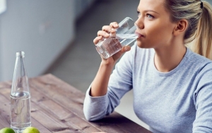 Lapar Menghadang Saat Diet? Redakan Saja dengan Minum Air Putih
