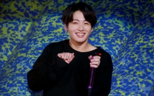 Gemasnya Jungkook Cengengesan Curi Lip Balm RM di Konser BTS