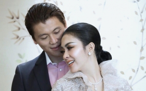 Syahrini Mangap 'Jelek' di Belakang Mertua, Muka Glowing Reino Efek Produk Kecantikan?