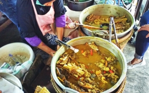 Tengkleng Klewer Bu Edi Yang Nikmat Dan Jadi Rebutan Pembeli