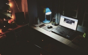 Atur Gelap Terang dan Kontras Sinar Laptop atau Komputer untuk Mengatasi Mata yang Lelah