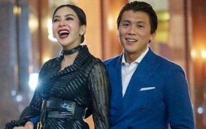 Syahrini Sumringah Elus Perut Buncit 'Isi' Bayi Jepsun, Sikap Reino Janggal 'Pelototi' HP Disorot