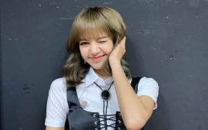 Foto-Foto Lisa BLACKPINK Peluk Manja Sang Ayah di Bandara Jadi Hot Topic